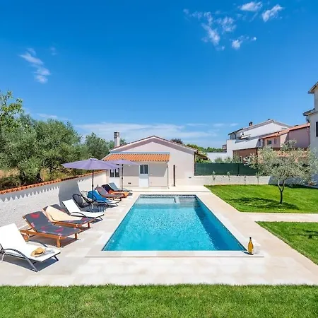 With Private Pool פולה