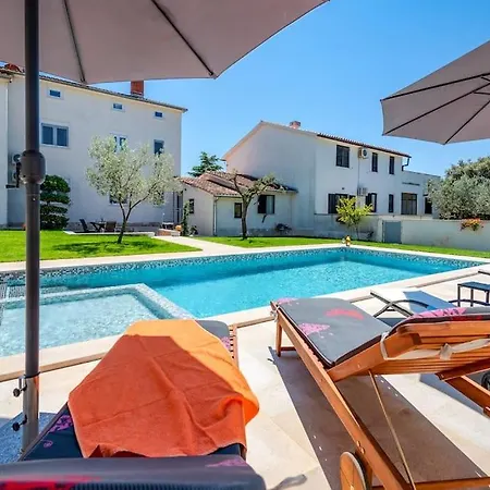 Apartment With Private Pool Pula