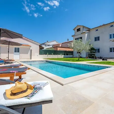 With Private Pool * פולה