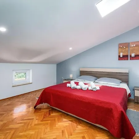 With Private Pool דירה פולה